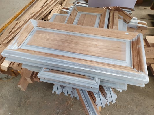 Montage des panneaux Grand-cadre avec leurs moulures d'encadrement