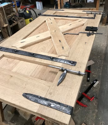 Pose de la quincaillerie forgée