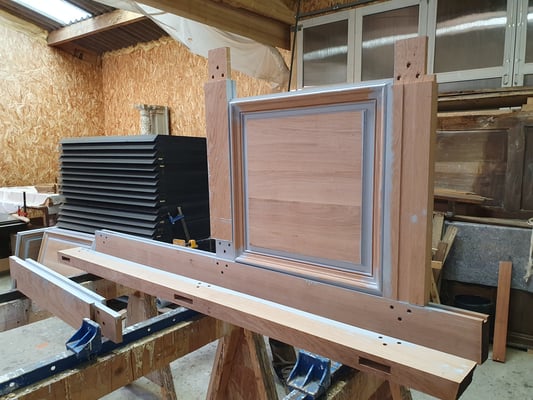 Montage des panneaux dans les bâtis