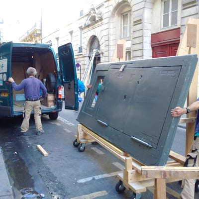 Déchargement de la porte cochère