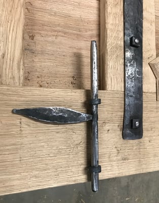 Pose de la quincaillerie forgée