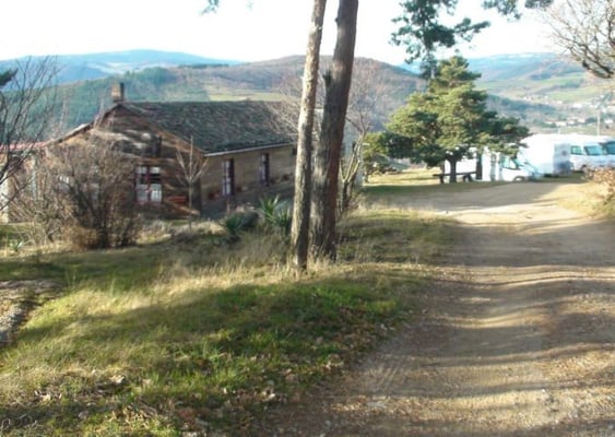 L'auberge au premier plan, les CC au fond