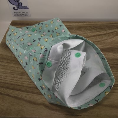 Sac à masques: le filet de lavage est maintenu au sachet grâce aux boutons pression. Elles servent ensuite à fermer le filet - Le Chaton et sa Poulette