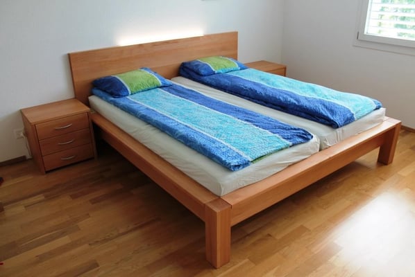 Doppelbett in Buche gedämpft