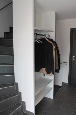 Garderobe in Treppenanlage integriert 
