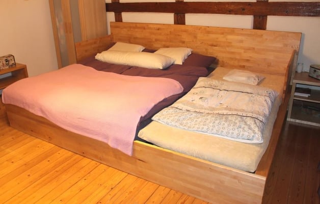 Familienbett mit seitlichem Rausfallschutz (abnehmbar)