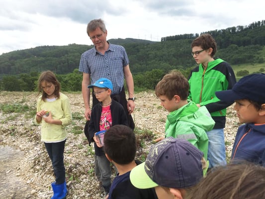 Beni gibt Anweisungen