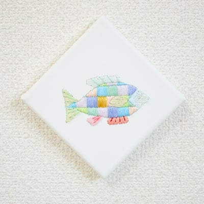 「魚」10×10cm、刺繍