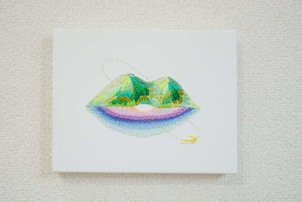 「山はおしゃべり」14×18cm、刺繍