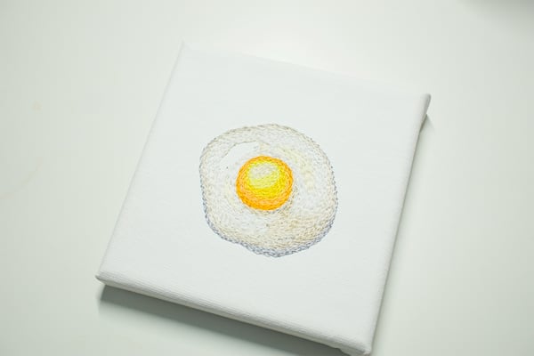 「目玉焼き」10×10cm、刺繍