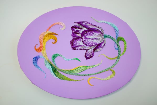 「鬱金香」25×18cm、刺繍、アクリル