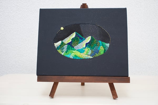 「静寂」14×18cm、刺繍、アクリル、雲母