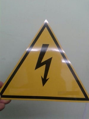 Placa en aluminio galvanizado con flecha RETIE