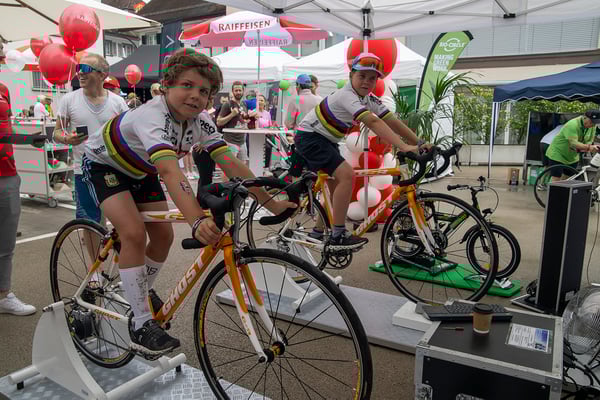 Rennradsimulator bei der Tour de Suisse für die Raiffeisenbank