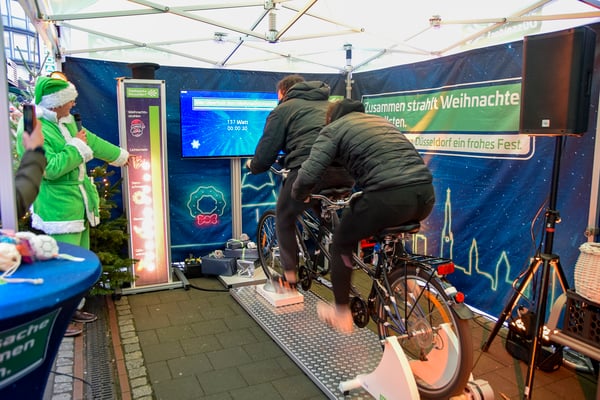 EnergyBike Physik 3 - mit dem Tandem wurden Weihnachtsbäume zum Erleuchten gebracht