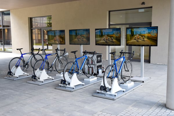 Vier Rennrad-Simulatoren