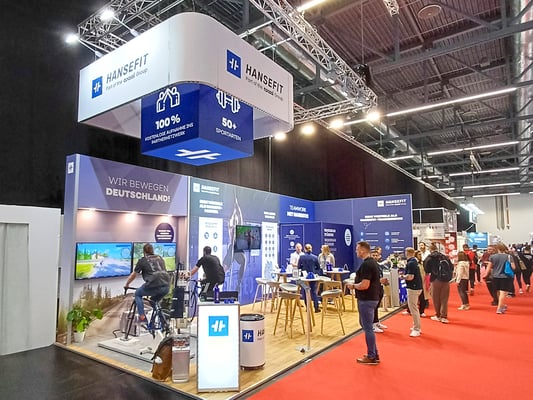 Zwei Rennradsimulatoren auf einer Fitnessmesse