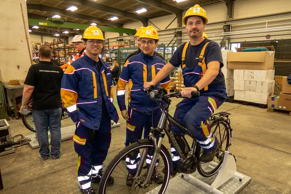 Fahrrad-Verkehrstrainer bei einer Sicherheitsschulung