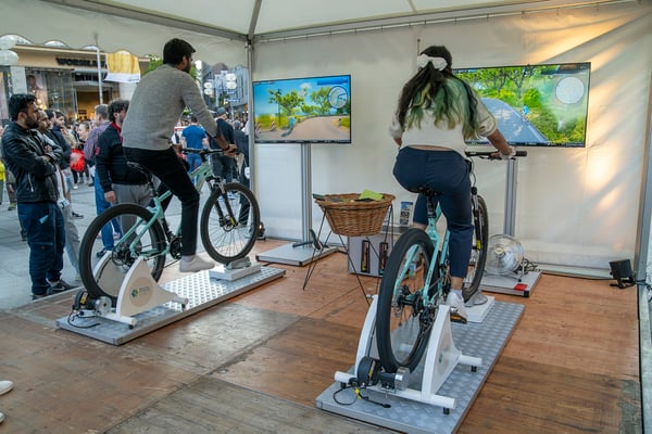 Mountainbike Simulator mit Virtual-Reality-Software, Kundenlogos können integriert werden