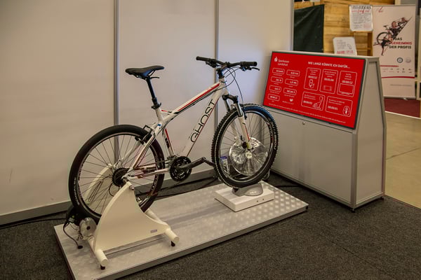 Charity Bike auf einer Umweltmesse