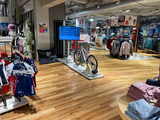 Mitmachaktion für einen guten Zweck in einem Sportgeschäft