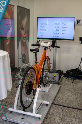 Umweltbike V1 mit PowerBox und 50" Bildschirm