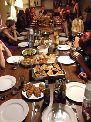 Alle nehmen am großen Tisch Platz.