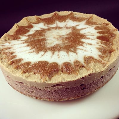 Eine schöne Dekoration macht die leckere Kürbis-Kaffee-Torte noch ansehnlicher.