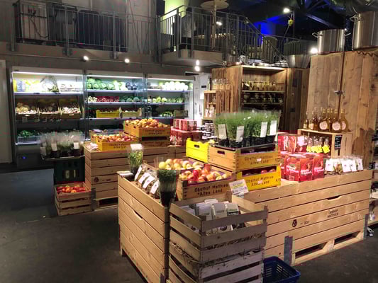 Das Angebot an frischem Obst und Gemüse variiert nach Saison und aktueller Verfügbarkeit. Angeboten wird das, was frisch vom Feld kommt.