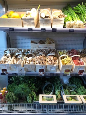 Dabei sind die Regale in der Hobenköök jedes Mal anders gefüllt: hier zum Beispiel mit einer zahlreichen Pilzauswahl, die man zum Teil erstmal googlen muss.