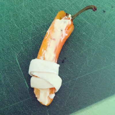 ... anschließend die gefüllten Schoten umwickeln.