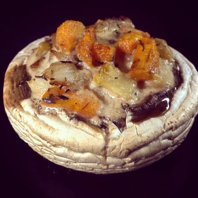 Gefüllter, großer Pilz, auch für den Grill gut geeignet.