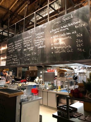 Jeden Tag gibt es eine frische Frühstücks-, Mittags- und Abendkarte, die natürlich ebenfalls saisonal variiert.