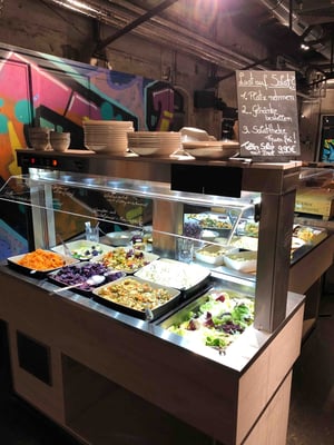 Dabei lässt sich von kleinen Buffets auch immer etwas selber nehmen, sei es Salat (mit Brot) oder nachmittags auch mal frisch gebackener Kuchen.