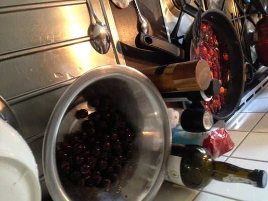 Tomaten-Kirschsoße mit Kakaobalsamico beim Reduzieren.