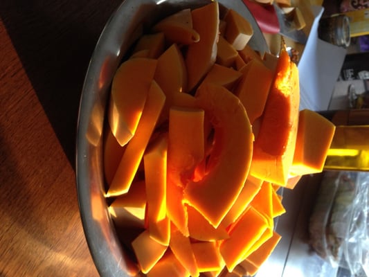 Butternut Kürbisspälten im Spätsommerlicht.