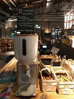 Ganz neu: Nussmus zum selber machen. Eigenes Gefäß mitbringen und unverpackt einkaufen. Das ist in der Hobenköök kein Problem.