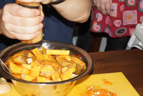 Die Kürbisspalten auf dem Weg zum Backofen.
