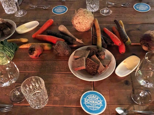 Regelmäßig finden in der Hobenköök Veranstaltungen statt, bei denen man die Landwirt*innen und Zuliefer*innen persönlich kennenlernen kann inkl. ihr mitgebrachtes Gemüse frisch vom Acker.