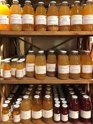 Die Saftauswahl ist ebenso faszinierend: So gibt es, je nach Saison, zum Beispiel zahlreiche sortenreine Birnensäfte zu kaufen, die natürlich auch alle verschieden schmecken.