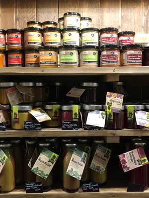 Der Hof Overmeyer am Stadtrand Hamburgs beliefert die Hobenköök ebenfalls mit Dressings, Aufstrichen und Suppen - aus den Zutaten frisch vom Hof.