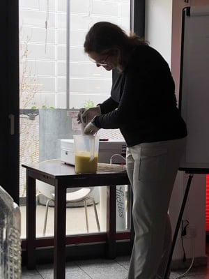 Hat man einmal alles angemischt, muss nur noch alles umgerührt werden mit einem Stabmixer...