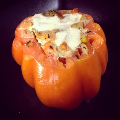 Gefüllte Tomate mit ein bisschen Walnusssoße zur Dekoration.