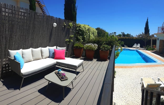 Chill-out Lounge auf dem erhöhten Sonnendeck. Von hier hat man Meeresblick.