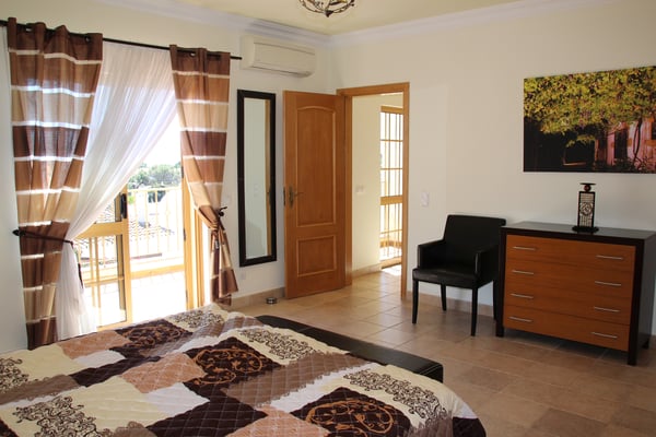 Von der Master-Suite hat man direkter Zugang zur Terrasse.