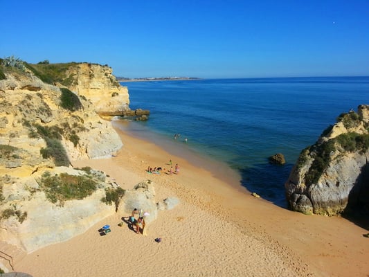 Vår "privatstrand", "Praia dos Beijinhos" 400 meter unna / 5 minutter å gå.