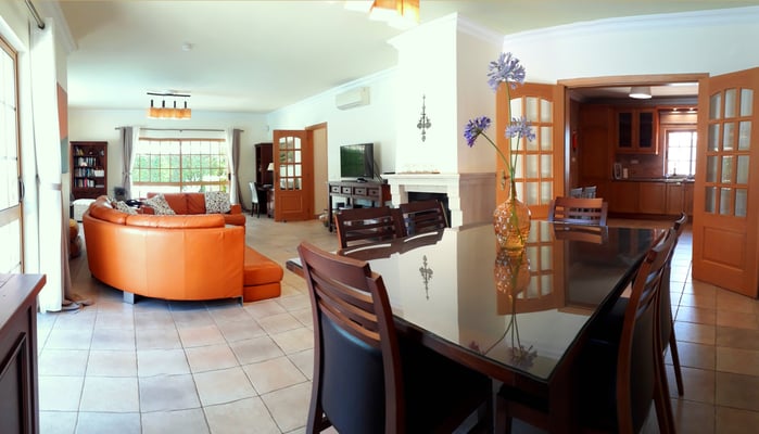 Spisestue med plass til 8 personer.