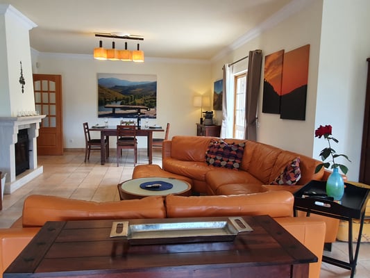 Wohnzimmer ist großzügig und lichtdurchflutet.