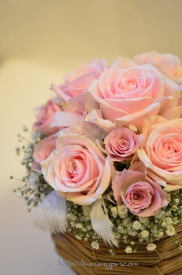 アレンジメント：ペットを亡くされた方へ。柔らかい色で少しでも心が慰められますように。天使をイメージして羽を入れています。