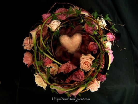 アレンジメント：ご結婚祝いに。お二人の幸せが永遠に続く…というイメージで、お花を時計周りに入れています。